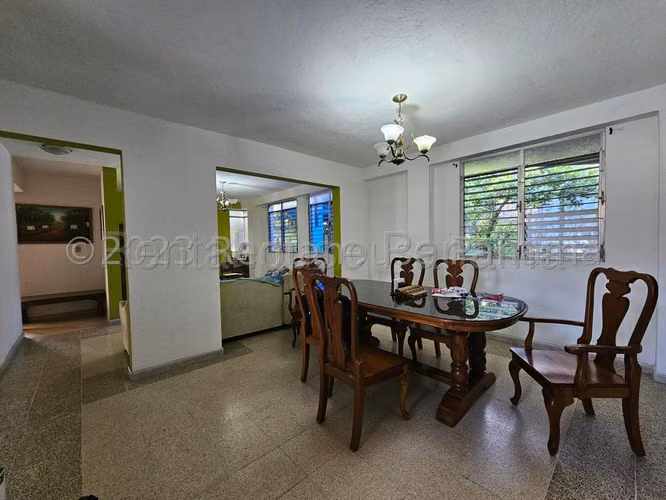 Casa en Venta en El Bosque. 27-311.