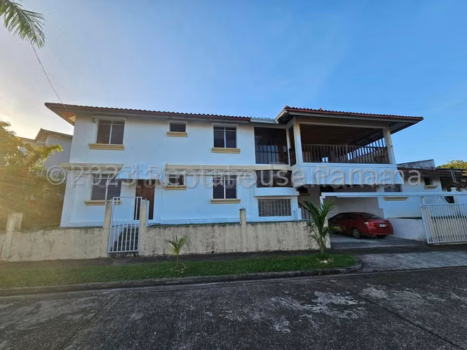 Casa en Venta en El Bosque. 27-311.
