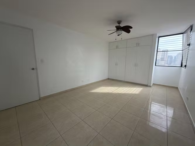 ALQUILO APARTAMENTO EN MARBELLA, 3 RECAMARAS, 212M2, SOLO AIRES ACONDICIONADO.