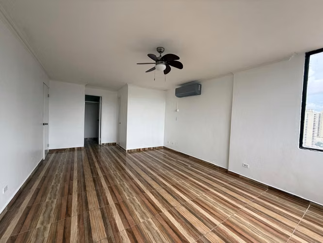 ALQUILO APARTAMENTO EN MARBELLA, 3 RECAMARAS, 212M2, SOLO AIRES ACONDICIONADO.