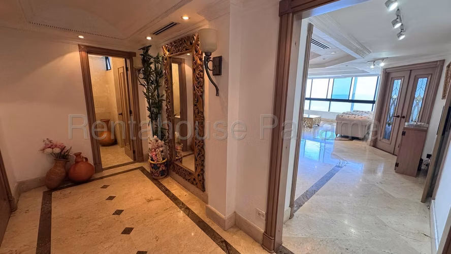 Venta de amplio Apartamento en Avenida Balboa  BRB27-167