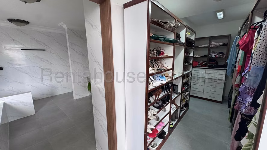 Venta de amplio Apartamento en Avenida Balboa  BRB27-167
