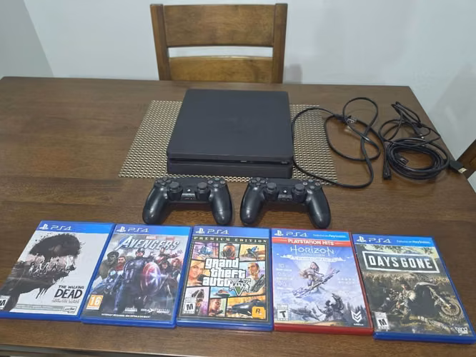 PLAYSTATION 4