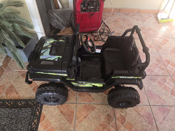 Vendo Jeep de Juguete para niños de 4 años en adelante