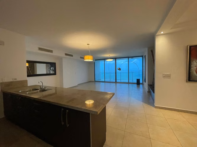 SE ALQUILA APARTAMENTO VISTA AL MAR EN AVENIDA BALBOA