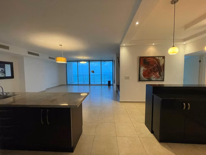 SE ALQUILA APARTAMENTO VISTA AL MAR EN AVENIDA BALBOA