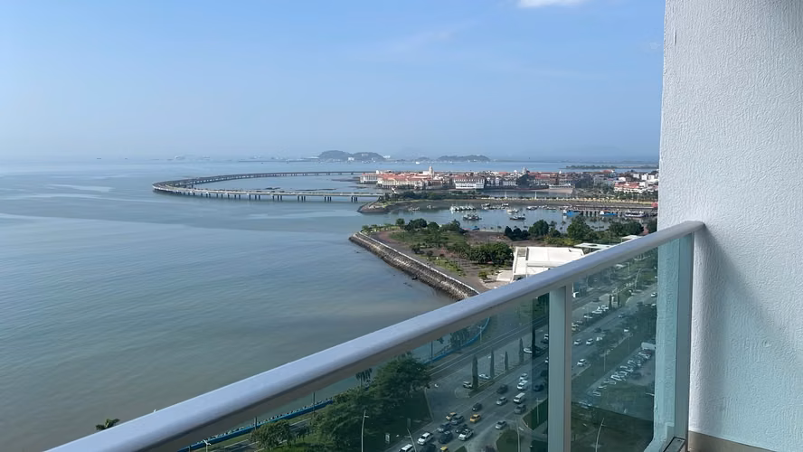 SE ALQUILA APARTAMENTO VISTA AL MAR EN AVENIDA BALBOA
