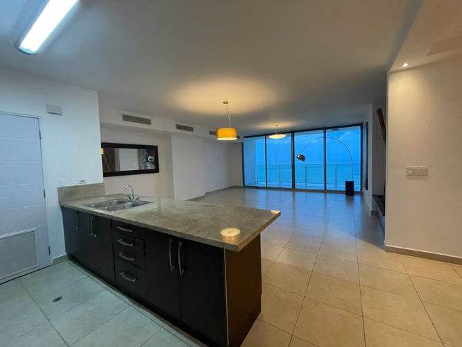 SE ALQUILA APARTAMENTO VISTA AL MAR EN AVENIDA BALBOA