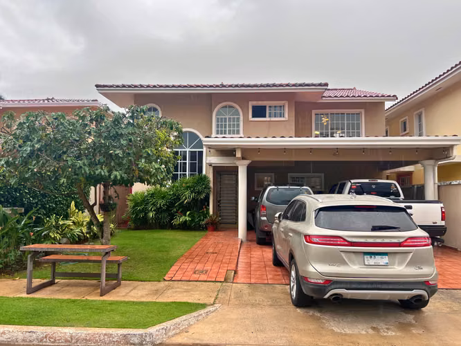 Casa en Venta y Alquiler – Residencial Castel Novo