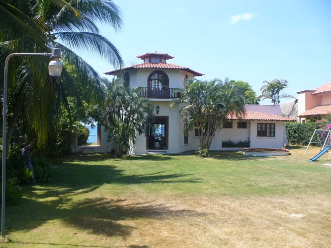 VENDO CASA. TERRENO. CORONADO. FRENTE A LA PLAYA. PLAYA.