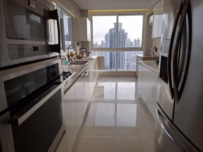 Se alquila apartamento amoblado en Coco del Mar.