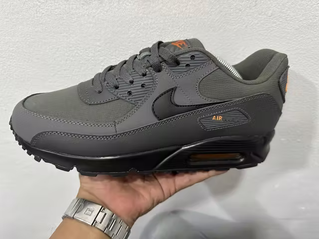 SE VENDE ZAPATILLAS NIKE AIR MAX 90 NUEVAS $75.00