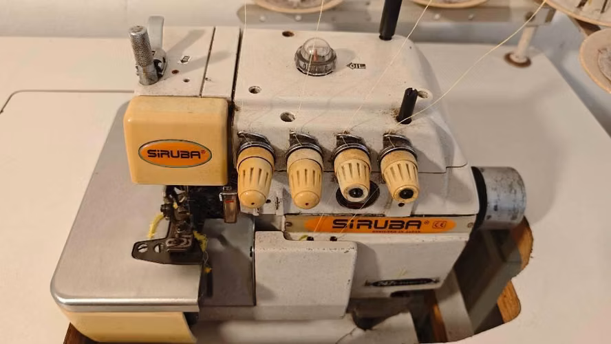 Se vende maquina de coser overlock industrial marca Siruba
