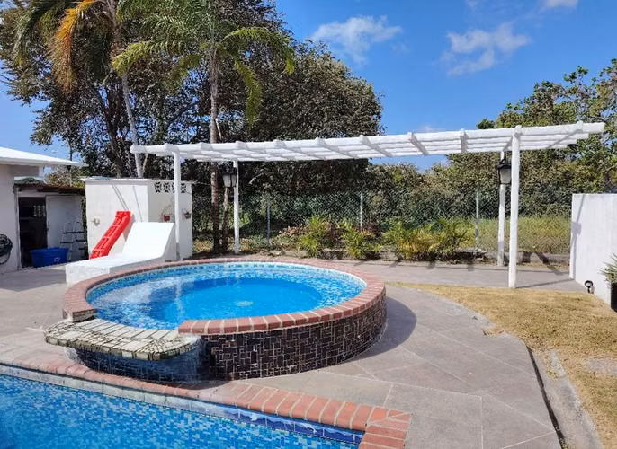 SE AQLUILA CASA EN PLAYA CORONADO CON OPCIÒN A VENTA
