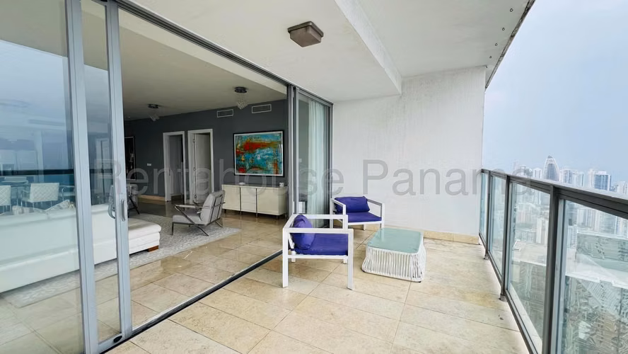 Venta de Elegante Apartamento Con Iluminacion natural en Av Balboa 27*462Mfk