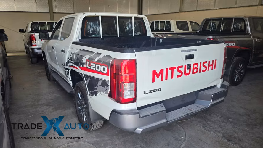 Mitsubishi Pick up L200 GLS-Plus 2.4L Gasolina 4WD MT 2027