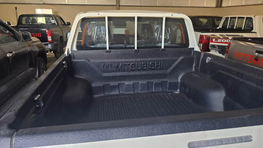 Mitsubishi Pick up L200 GLS-Plus 2.4L Gasolina 4WD MT 2027