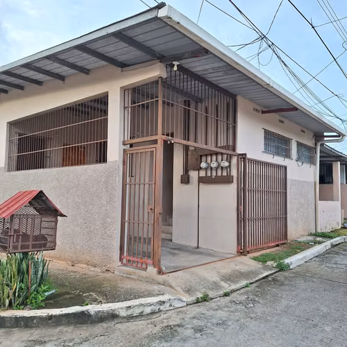 Se aquila casa en Mañanitas