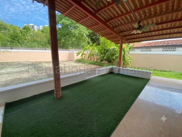 Se alquila casa en Altos de Panamá KC