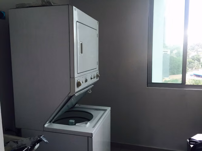 alquiler de apartamento en obarrio, 115 mts2, 2 recamaras 2 baños, balcón, amueblado