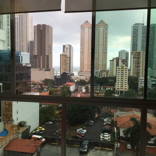 alquiler de apartamento en obarrio, 115 mts2, 2 recamaras 2 baños, balcón, amueblado