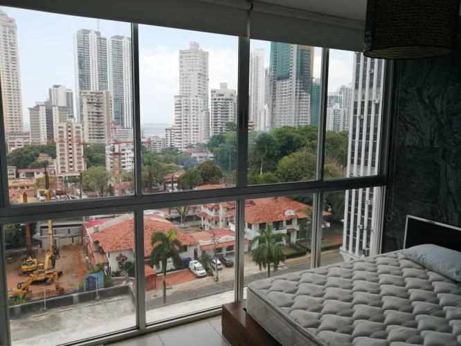 alquiler de apartamento en obarrio, 115 mts2, 2 recamaras 2 baños, balcón, amueblado