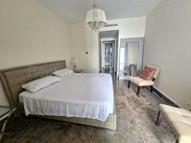 Se Alquila Apartamento en Avenida Balboa YDU