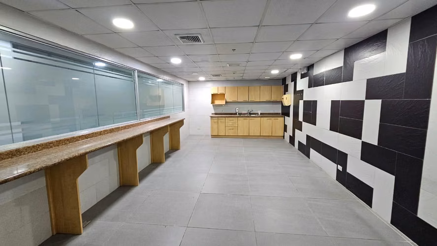 Venta de oficina remodelada en Costa del este