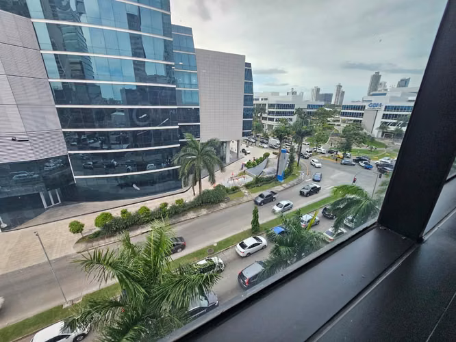 Venta de oficina remodelada en Costa del este