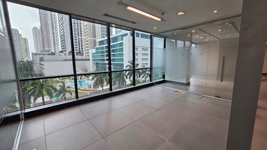 Venta de oficina remodelada en Costa del este