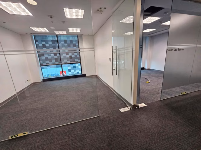 Venta de oficina remodelada en Costa del este