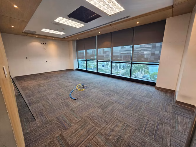 Venta de oficina remodelada en Costa del este