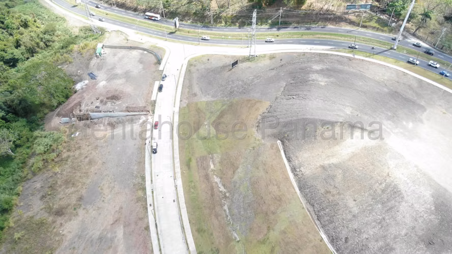 Venta de terreno plano en Avenida Principal de Brisas del golf