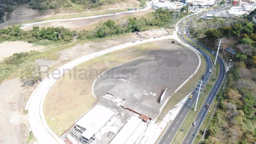 Venta de terreno plano en Avenida Principal de Brisas del golf