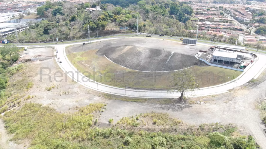 Venta de terreno plano en Avenida Principal de Brisas del golf