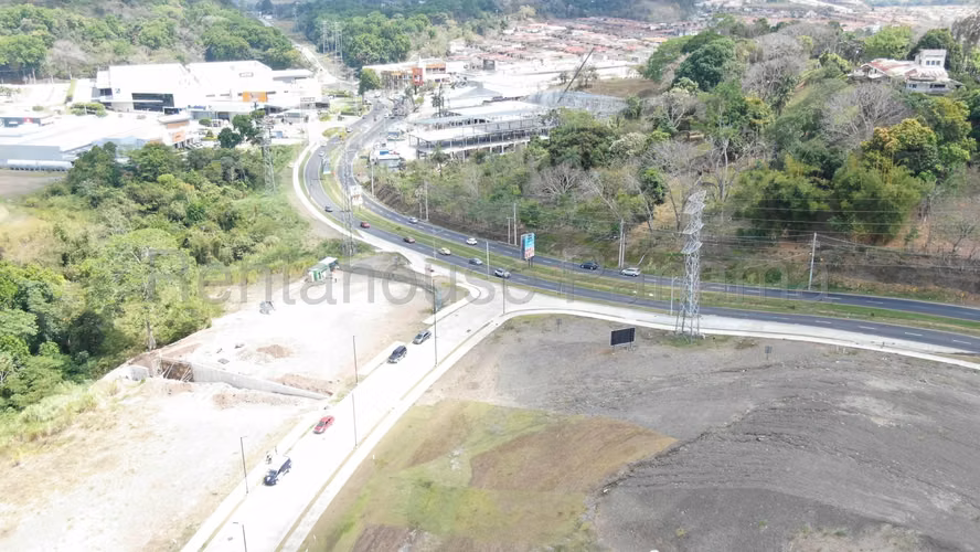 Venta de terreno plano en Avenida Principal de Brisas del golf
