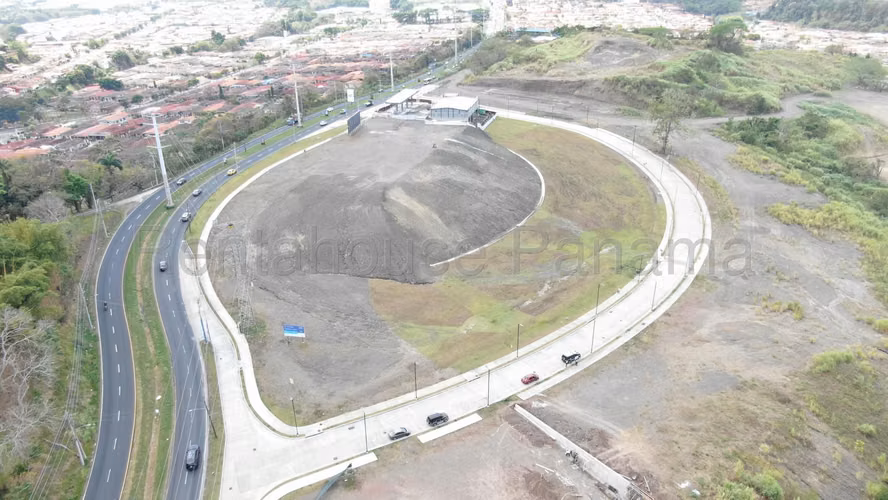 Venta de terreno plano en Avenida Principal de Brisas del golf