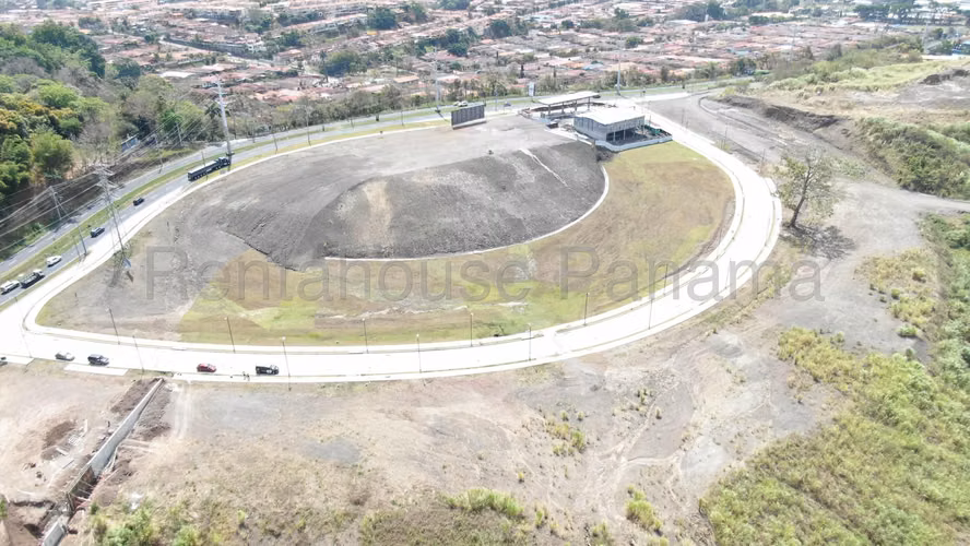 Venta de terreno plano en Avenida Principal de Brisas del golf