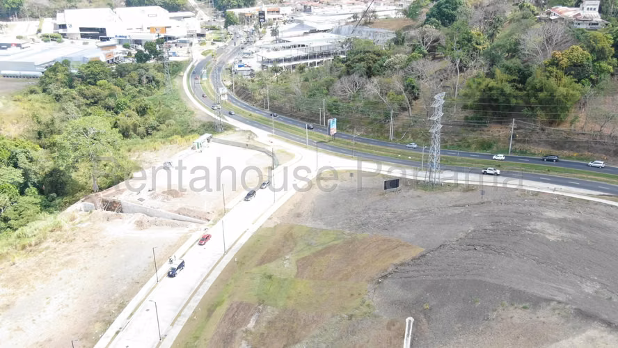 Venta de terreno plano en Avenida Principal de Brisas del golf