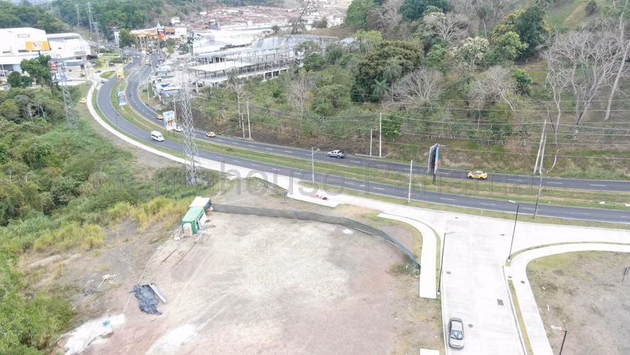 Venta de terreno plano en Avenida Principal de Brisas del golf