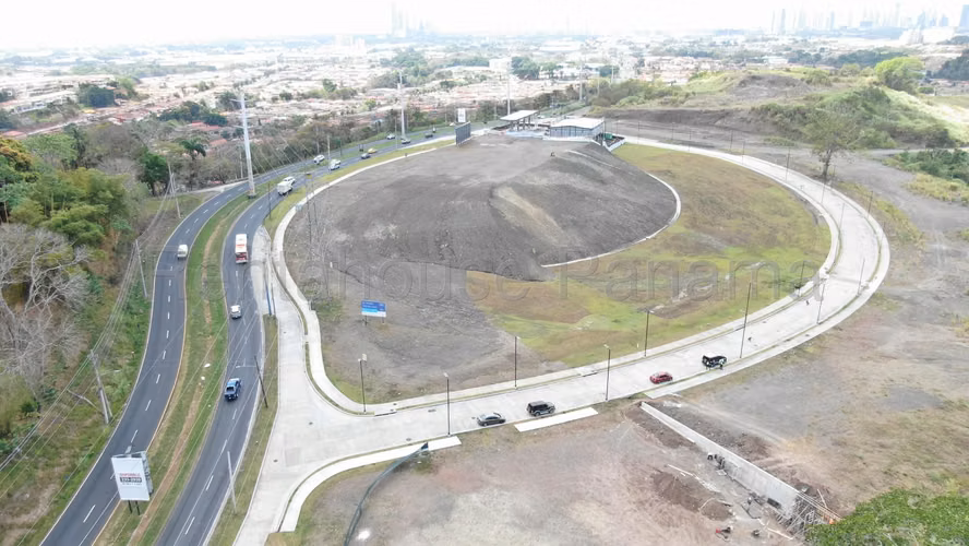 Venta de terreno plano en Avenida Principal de Brisas del golf