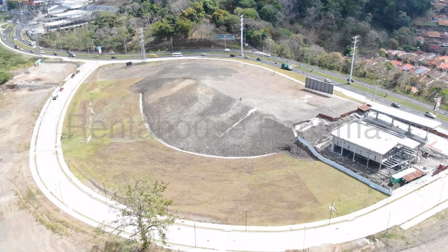 Venta de terreno plano en Avenida Principal de Brisas del golf