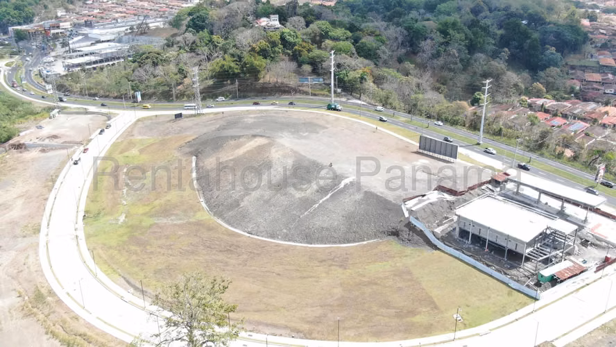 Venta de terreno plano en Avenida Principal de Brisas del golf