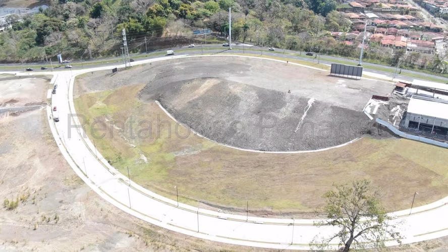 Venta de terreno plano en Avenida Principal de Brisas del golf