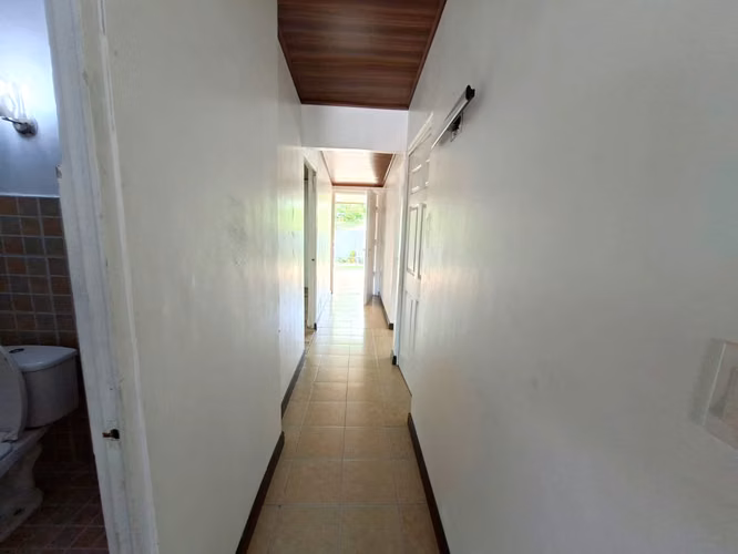 27465. Se vende a precio de avaluo casa 189m, 3 recamaras, 2 baños, jardin.