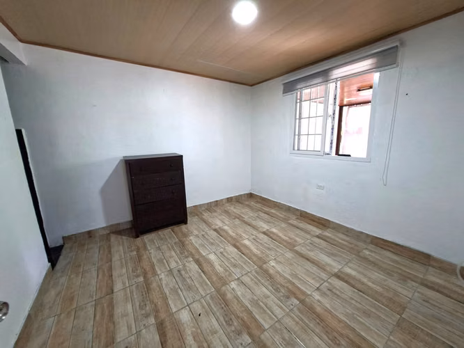 27465. Se vende a precio de avaluo casa 189m, 3 recamaras, 2 baños, jardin.