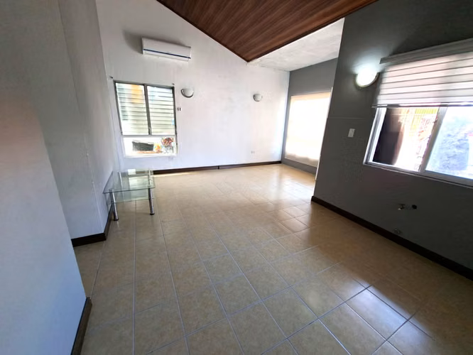 27465. Se vende a precio de avaluo casa 189m, 3 recamaras, 2 baños, jardin.