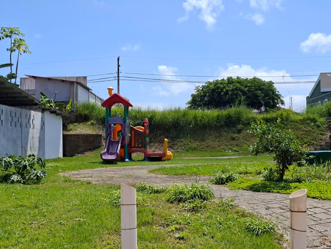 27465. Se vende a precio de avaluo casa 189m, 3 recamaras, 2 baños, jardin.