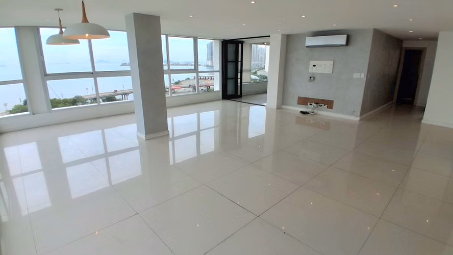 Sobre las Rocas. 416mts 3r 3b den 3est remodelado $560,000.00neg