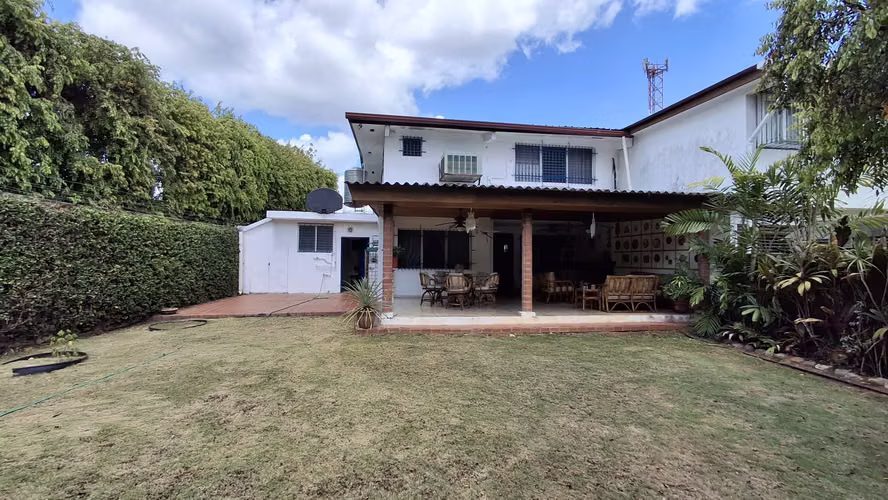 La Loma. 402mts 3r 2.5b Terraza patio $335,000.00neg